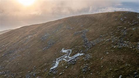 Local authority backs three legs hillside landmark reinstatement.